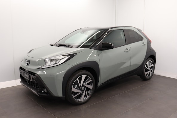 Vehicle image 3