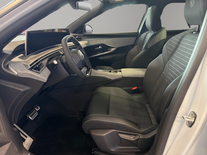 Vehicle image PEUGEOT 5008