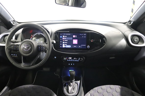 Vehicle image 10