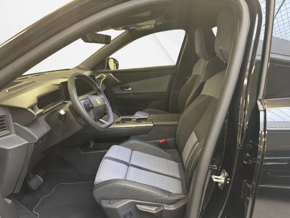 Vehicle image 4 Vehicle image 4