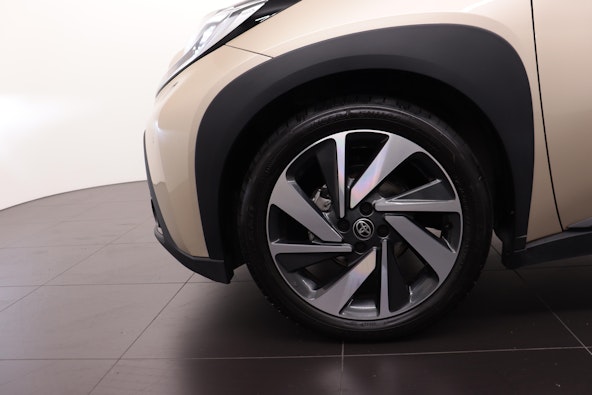 Vehicle image 10