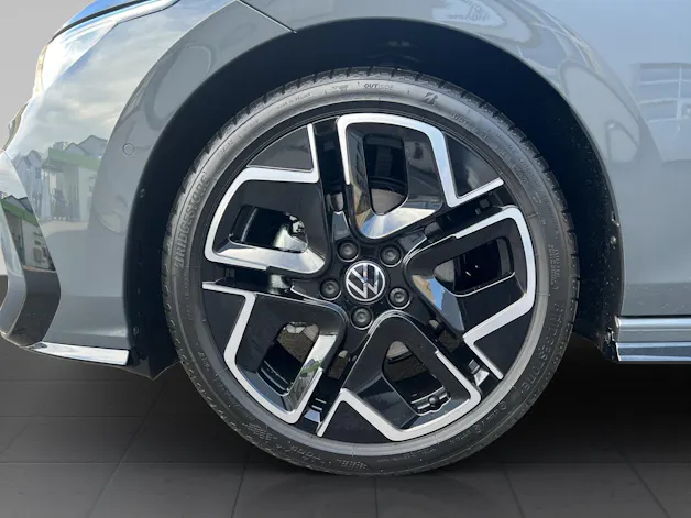 VW Golf VIII 1.5 eTSI R-Line DSG