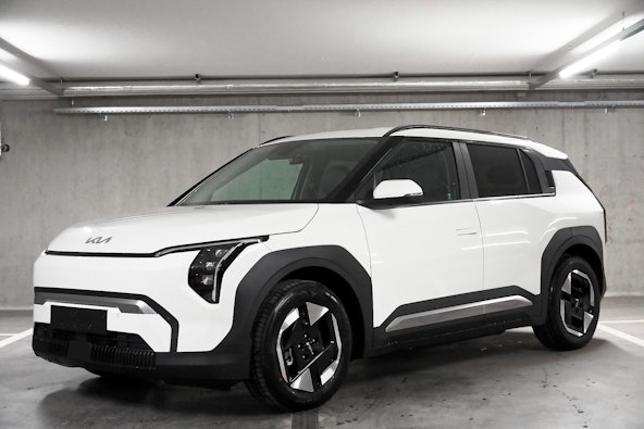 First vehicle image
