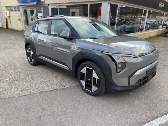 First vehicle image