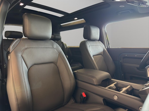LAND ROVER Defender 90 3.0 D I6 300 X-Dynamic HSE 2