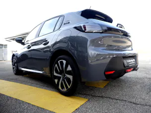 Peugeot 208 1.2 PureTech 100 Active 6. Gang