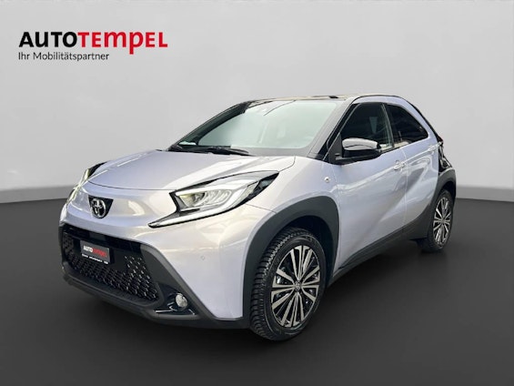 First vehicle image