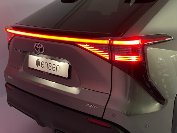 Vehicle image 18 Vehicle image 18