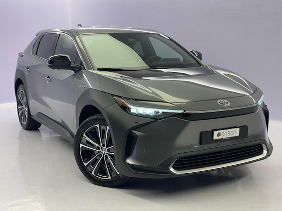 First vehicle image