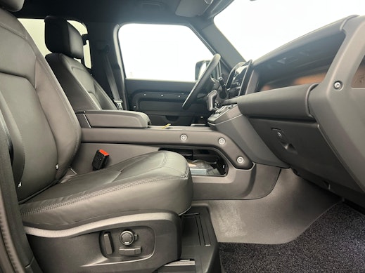 LAND ROVER Defender 110 3.0 D I6 300 X-Dynamic HSE 3