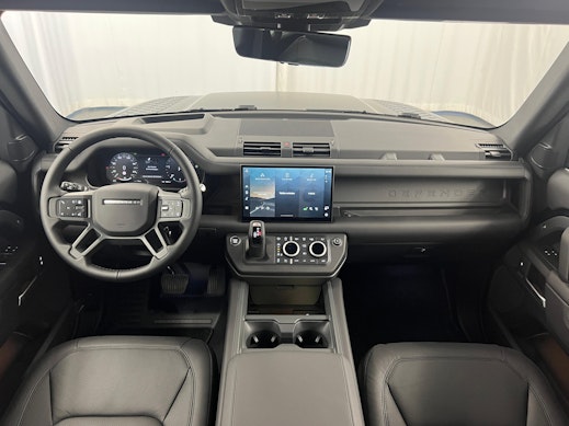 LAND ROVER Defender 110 3.0 D I6 300 X-Dynamic HSE 2