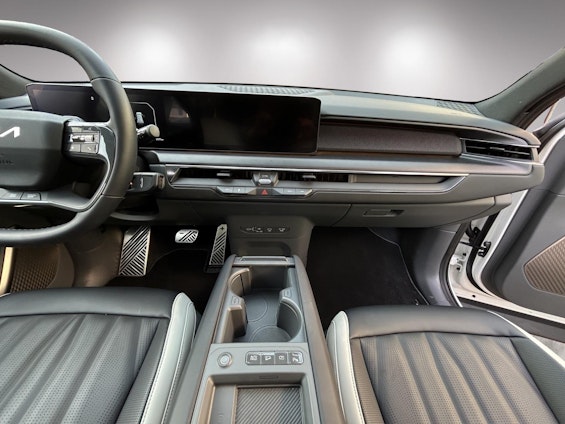 Vehicle image 16 Vehicle image 16