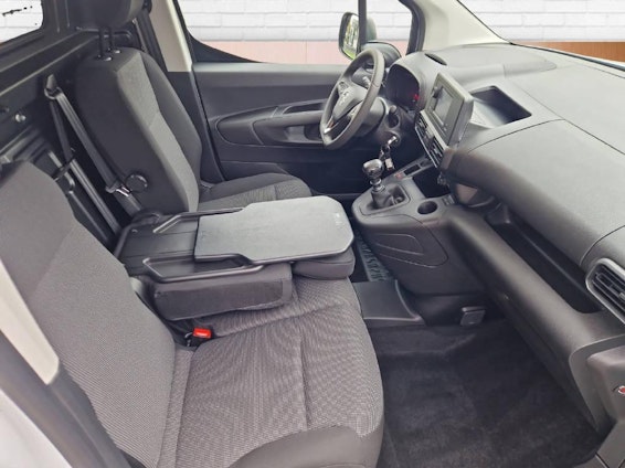 Vehicle image 13