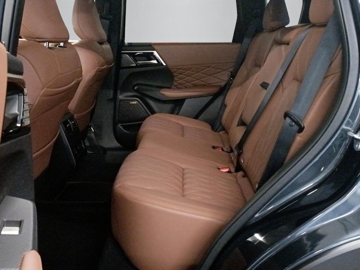 Vehicle image MITSUBISHI OUTLANDER