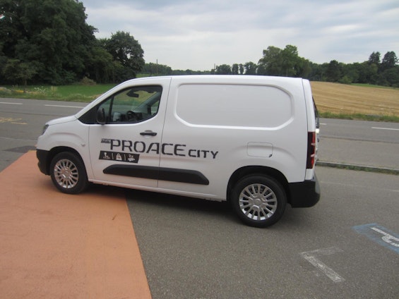 Vehicle image 26