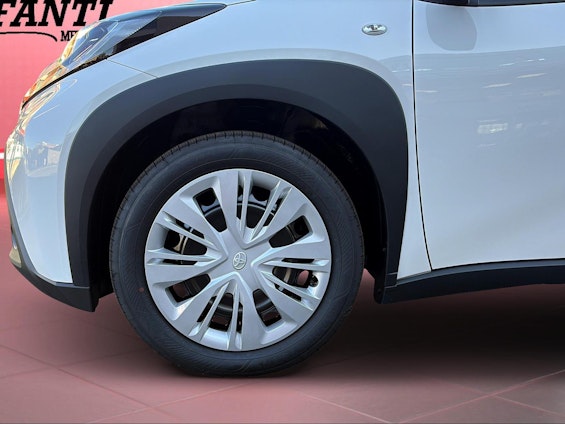 Vehicle image 15