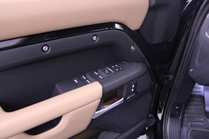 Vehicle image LAND ROVER Defender 130 3.0 D I6 300 X-Dynamic HSE "8 Plätzer"