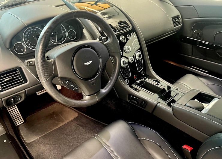 Vehicle image ASTON MARTIN V8