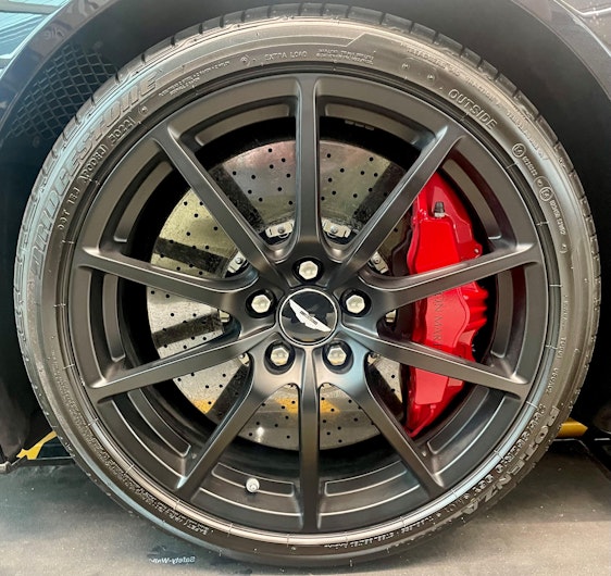 Vehicle image ASTON MARTIN V8