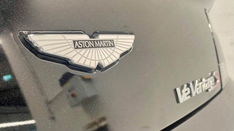 Vehicle image ASTON MARTIN V8