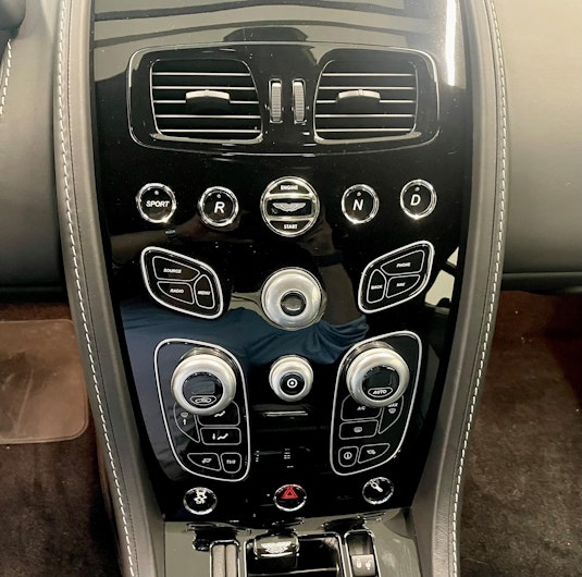 Vehicle image ASTON MARTIN V8