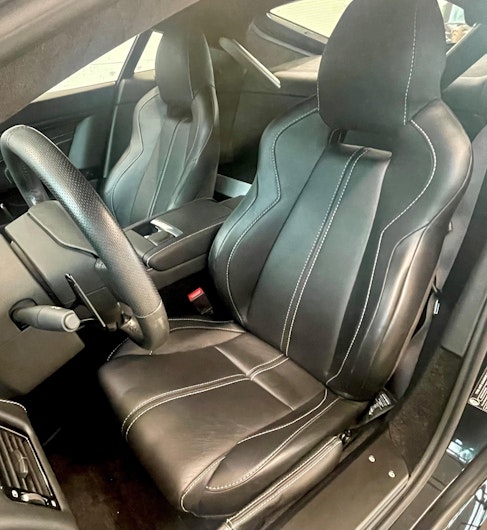 Vehicle image ASTON MARTIN V8