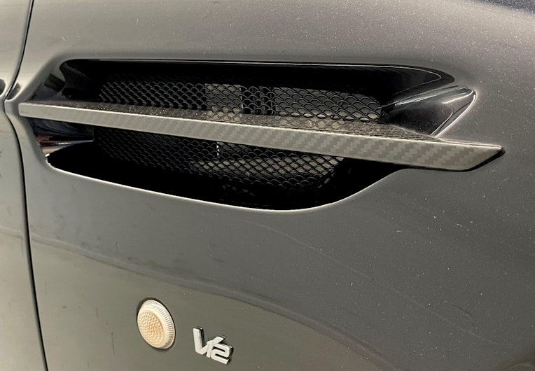 Vehicle image ASTON MARTIN V8