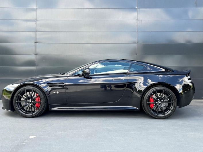 Vehicle image ASTON MARTIN V8