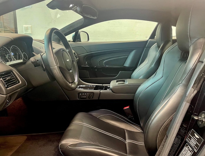 Vehicle image ASTON MARTIN V8