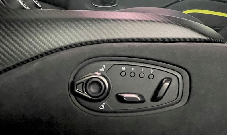 Vehicle image ASTON MARTIN V12 Vantage