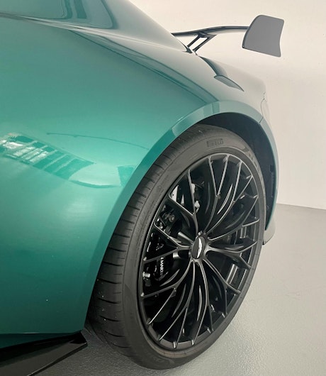 Vehicle image ASTON MARTIN V12 Vantage