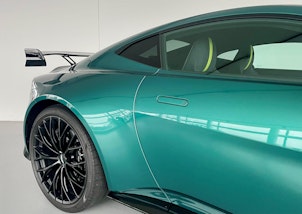 Vehicle image ASTON MARTIN V8 Vantage Coupé 4.0 V8 Bi-Turbo F1