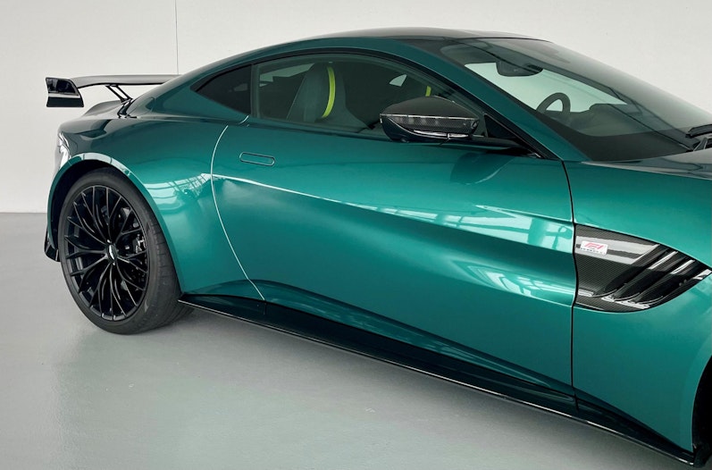 Vehicle image ASTON MARTIN V12 Vantage