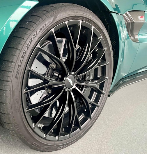 Vehicle image ASTON MARTIN V12 Vantage