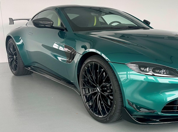 Vehicle image ASTON MARTIN V12 Vantage