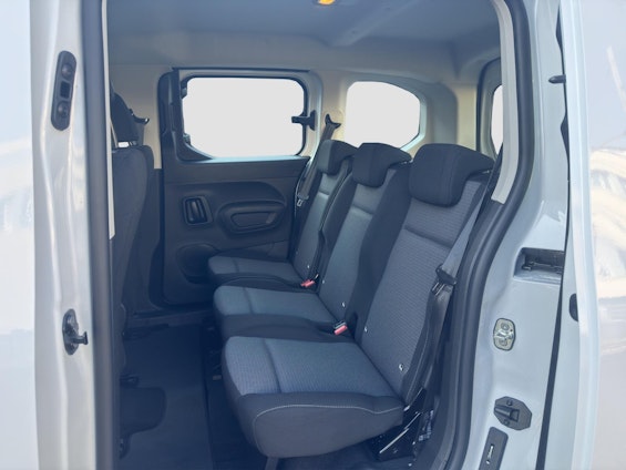 Vehicle image 14 Vehicle image 14