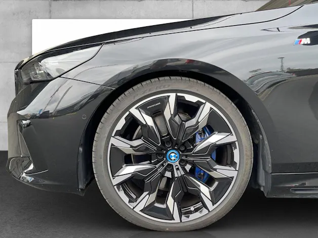 BMW i5 M60 xDrive / Attraktiver Leasingzinssatz ab 0,9% bei Abschluss einer BMW Fahrzeugversicherung
