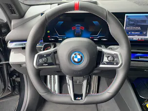 BMW i5 M60 xDrive / Attraktiver Leasingzinssatz ab 0,9% bei Abschluss einer BMW Fahrzeugversicherung