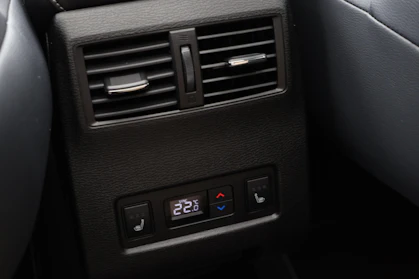 MITSUBISHI OUTLANDER 9
