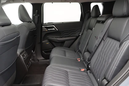 MITSUBISHI OUTLANDER 8