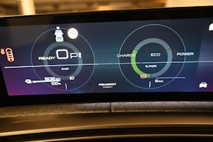 Vehicle image PEUGEOT 5008 e-Allure