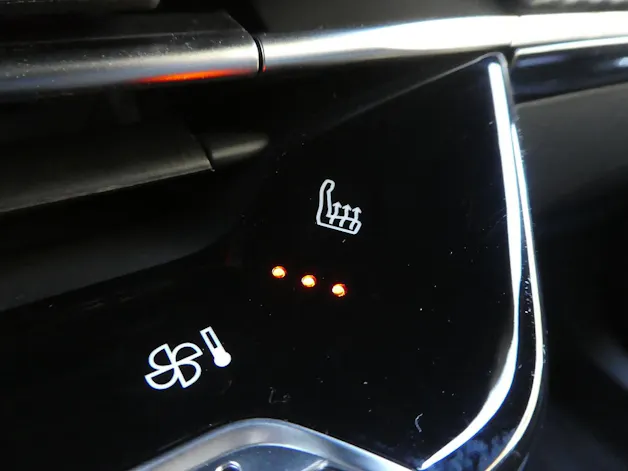 Peugeot 2008 1.2 Hybrid 145 Allure Premium