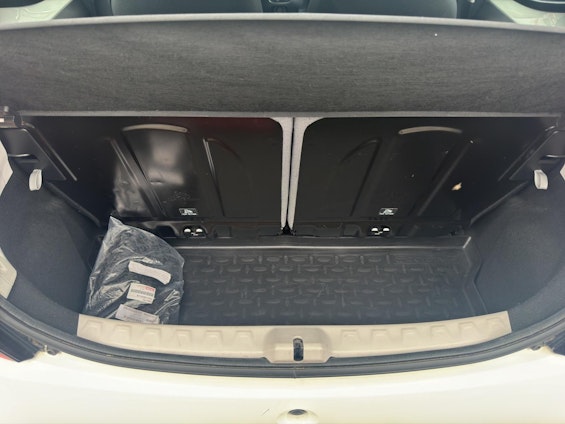 Vehicle image 16