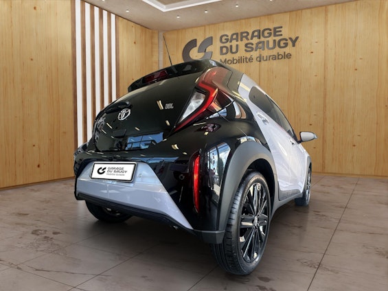 Vehicle image 6