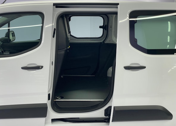 Vehicle image 14 Vehicle image 14