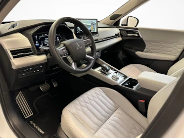 MITSUBISHI OUTLANDER 4