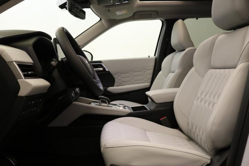 Vehicle image MITSUBISHI OUTLANDER