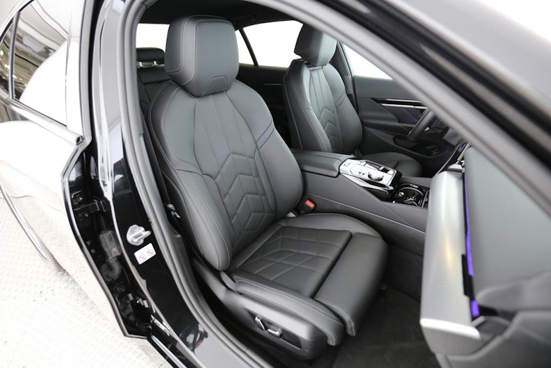 Vehicle image BMW 5 SERIES