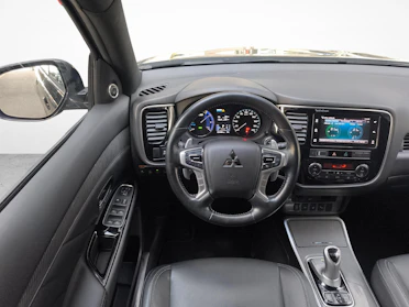 MITSUBISHI OUTLANDER 9