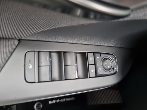 Vehicle image 18 Vehicle image 18